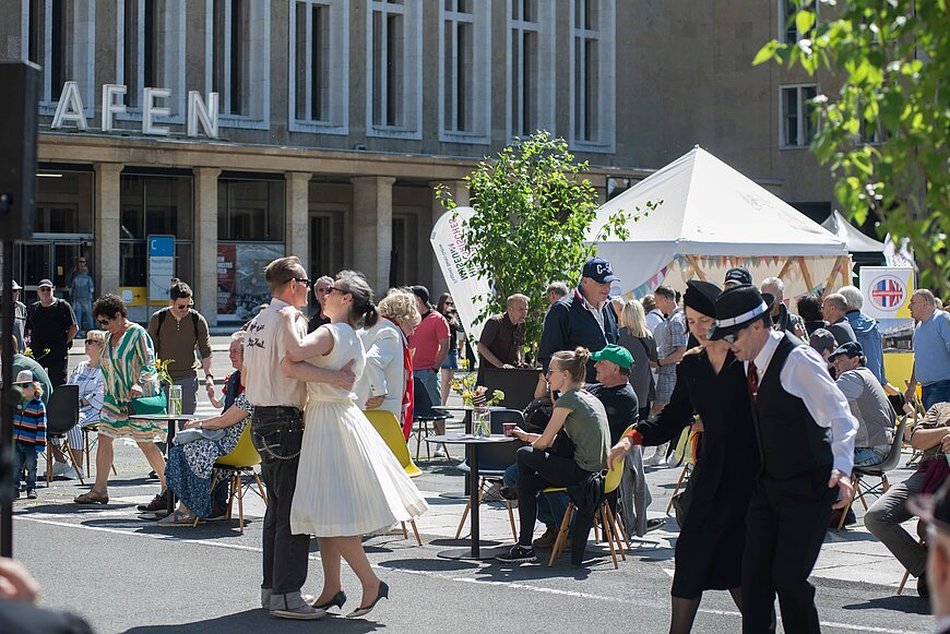 Gäste feiern auf dem Ehrenhof.