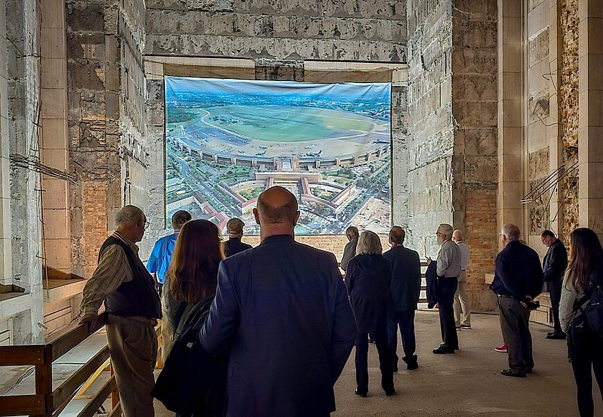 Besuchende in der "Ehrenhalle".