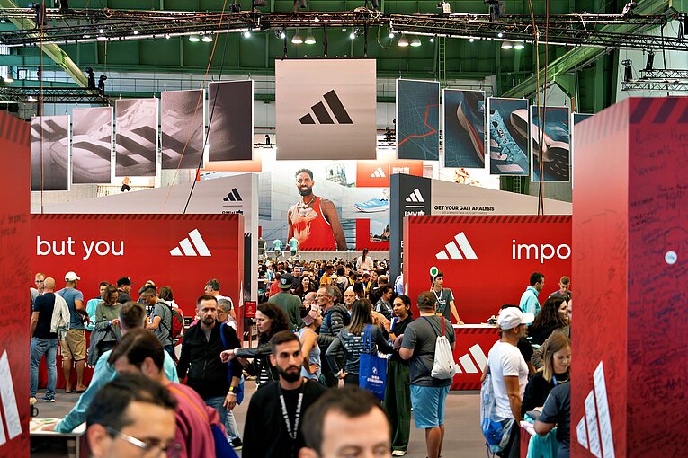 Menschen besuchen die Messe im Hangar.