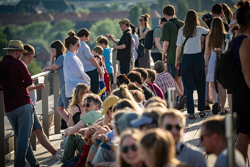 Menschen sitzen auf dem THF TOWER.