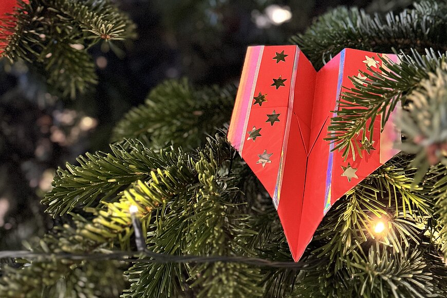 Papierflieger im Tannenbaum.