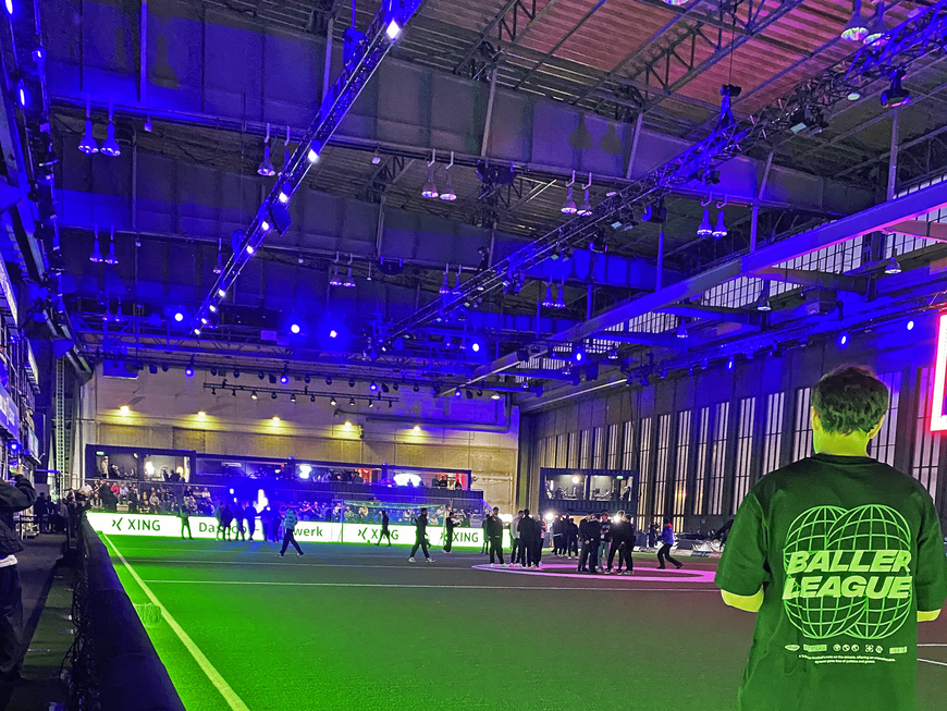 Das Fußballfeld im Flugzeughangar.