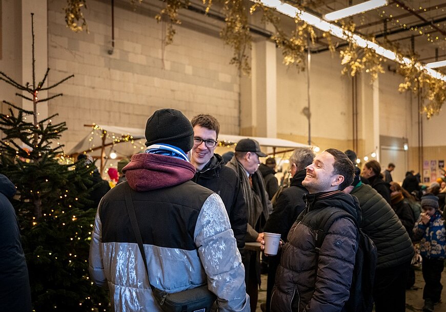 Besuchende auf dem Wintermarkt.