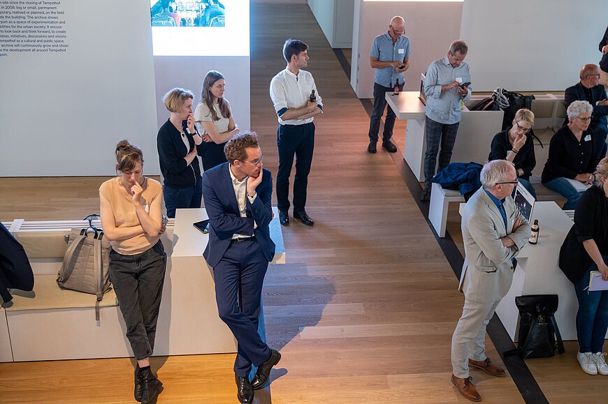 Besuchende im THF TOWER. 