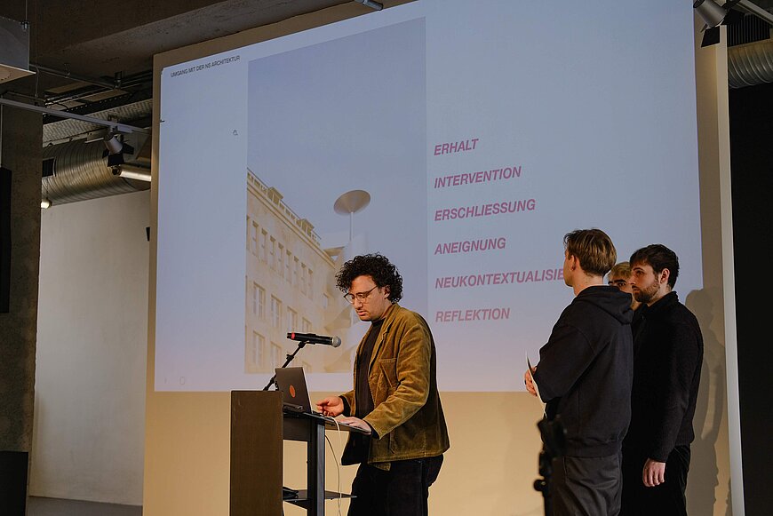 Ein Student spricht auf der Bühne. 