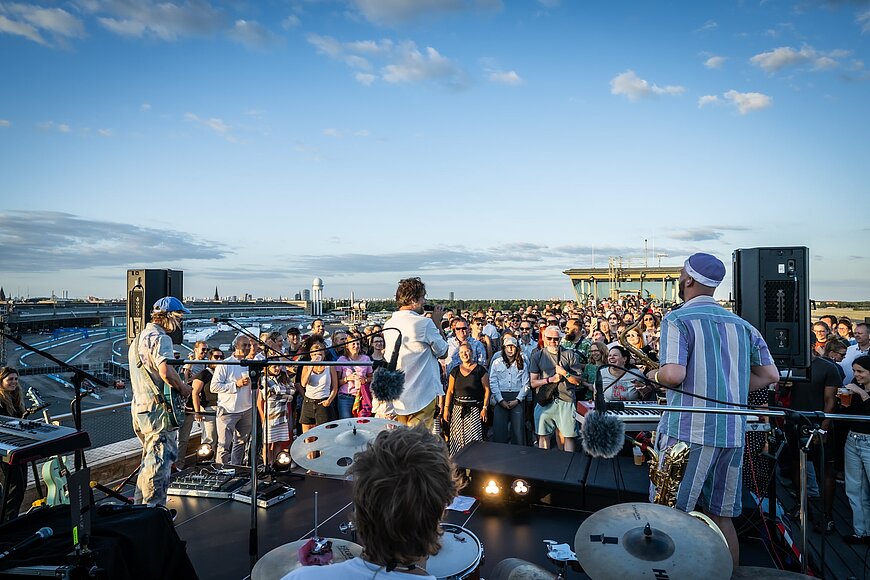 Eine Band spielt auf der Dachterrasse.