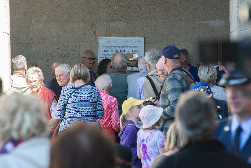 Anbringung der Gedenktafel.