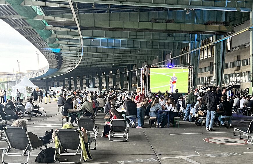 Public Viewing auf dem Vorfeld.