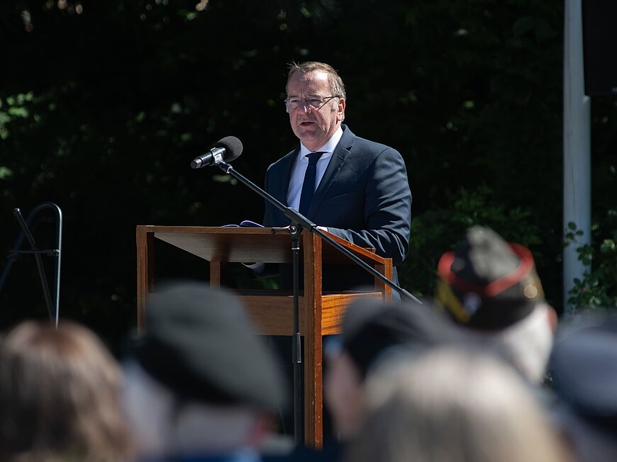 Jemand spricht auf der Bühne.