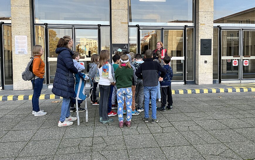 Kinder vor der Haupthalle.