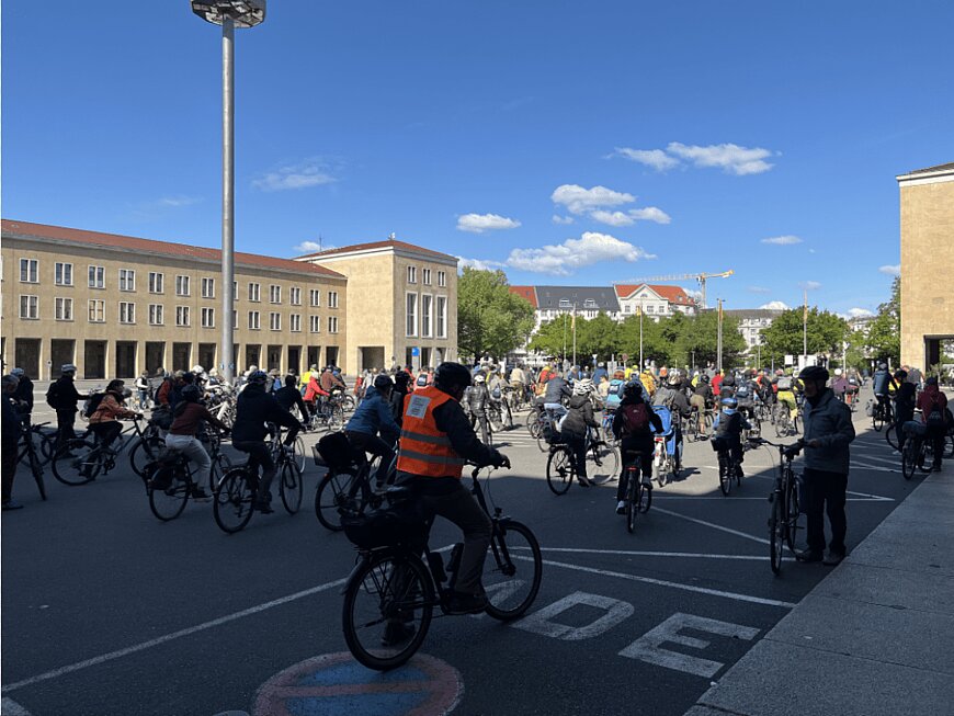Zu sehen ist der Ehrenhof und viele Personen mit Fahrrädern.