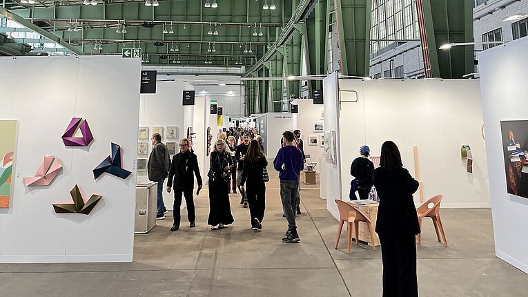 Die Kunstaustellung im Flugzeughangar. 