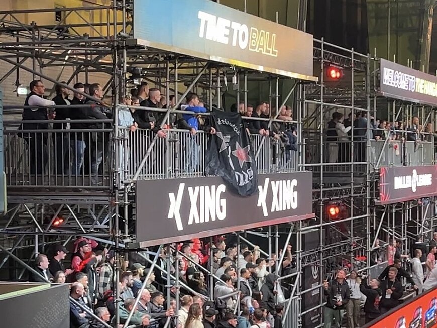 Die Tribüne voller Fans.