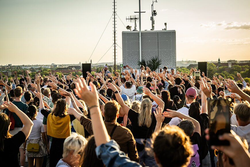 Menschen tanzen auf dem THF TOWER.