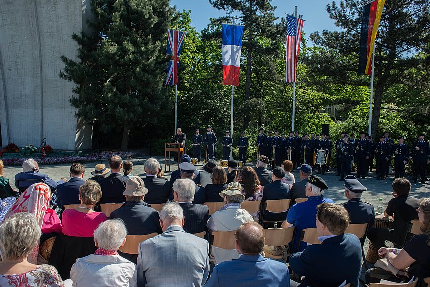 Besuchende vor dem Luftbrückendenkmal.