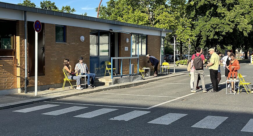 Das Torhaus mit Gästen. 